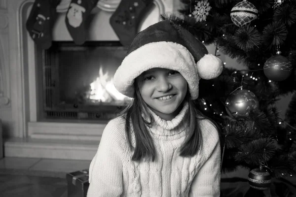 Retrato en blanco y negro de una chica sonriente con el sombrero de Santa posin — Foto de Stock