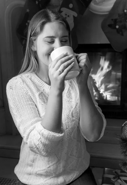 Black and white portrait of beautiful woman drinking tea at the — Stock Photo, Image