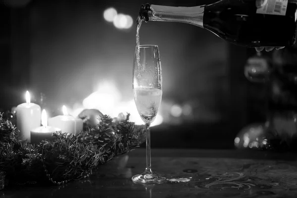 Immagine in bianco e nero del flauto champagne che viene riempito dalla bottiglia — Foto Stock