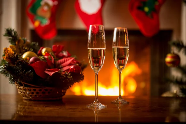 Крупним планом зображення шампанського в двох окулярах на різдвяному столі в — стокове фото