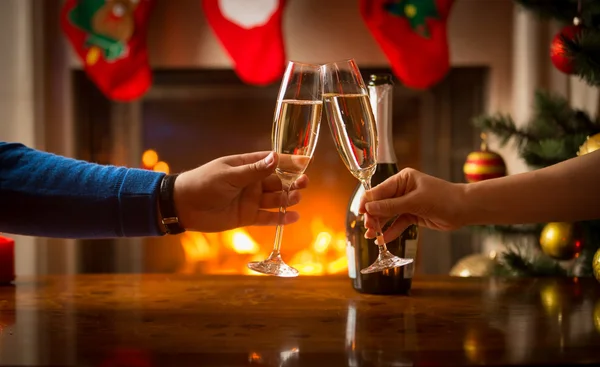 Hombre y mujer teniendo la cena de Navidad y tintineo gafas siguiente —  Fotos de Stock