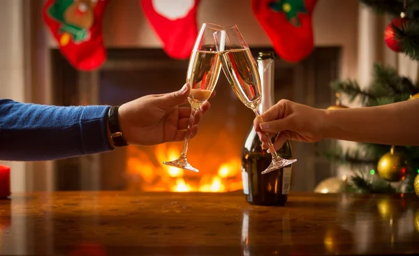 Homem e mulher comemorando o Natal e copos clinking com ch — Fotografia de Stock