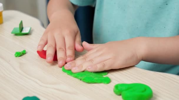 Primo piano di modellatura bambino e stampaggio argilla colorata o pasta in mano. Educazione dei bambini e sviluppo della cretività. — Video Stock