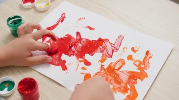 Närbild av färgglada ritning bild ritad med barnfingrar. Liten pojke målning med färgglada gouache färg — Stockvideo