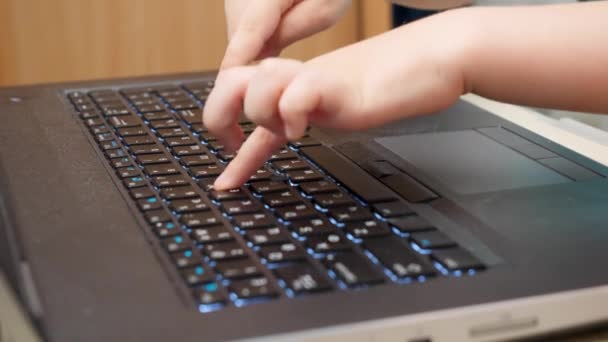 Κλείσιμο της δακτυλογράφησης μικρού αγοριού και πάτημα κουμπιών στο πληκτρολόγιο laptop. Παιδί που σπουδάζει και μαθαίνει χρησιμοποιώντας υπολογιστή και φορητό υπολογιστή. Έξυπνη νέα γενιά που χρησιμοποιεί σύγχρονες τεχνολογίες. — Αρχείο Βίντεο