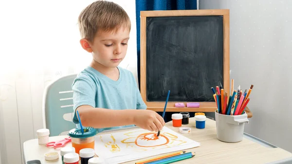 Mały chłopiec rysuje obraz w klasie szkolnej. Kreatywne dziecko malujące sztukę. Edukacja w domu podczas blokady — Zdjęcie stockowe