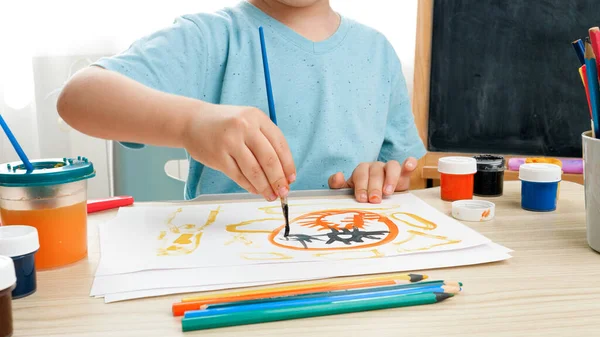 Niño pequeño prawing imagen con pintura de colores en papel blanco en el aula doméstica. Niño creativo pintando arte. Educación en el hogar durante el encierro — Foto de Stock