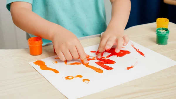 Primo piano della pittura bambino con vernice guazzo colorato su carta bianca. Concetto di educazione dei bambini, sviluppo della creatività e arte. — Foto Stock