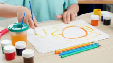 Boya ve fırçayla resim yapmayı öğrenen tatlı bir çocuk. Sanat ressamlığı yapan yaratıcı çocuk. Kilit altındayken evde eğitim