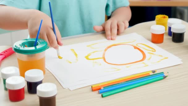 Carino ragazzo imparare a disegnare con vernice e pennello. Bambino creativo che fa pittura artistica. Istruzione a casa durante l'isolamento — Video Stock