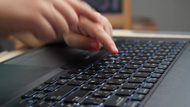 Macro de criança pequena pressionando botões no teclado do computador. Nova geração inteligente usando tecnologias modernas. Menino digitando mensagem no teclado do laptop. — Vídeo de Stock