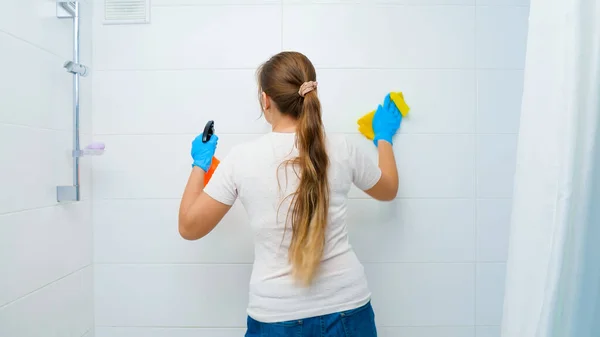 Amante joven haciendo tareas domésticas y lavando paredes en el baño. Tener buen tiempo y diversión en las tareas domésticas y las tareas — Foto de Stock