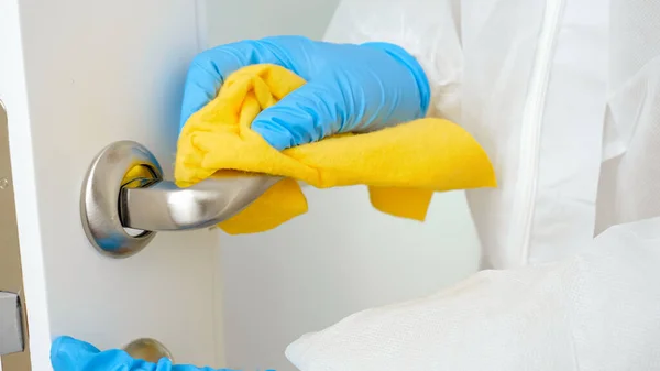 Primo piano di disinfezione e sterilizzazione maniglia della porta a casa. Protezione contro coronavirus e covid-19 diffusione a casa — Foto Stock