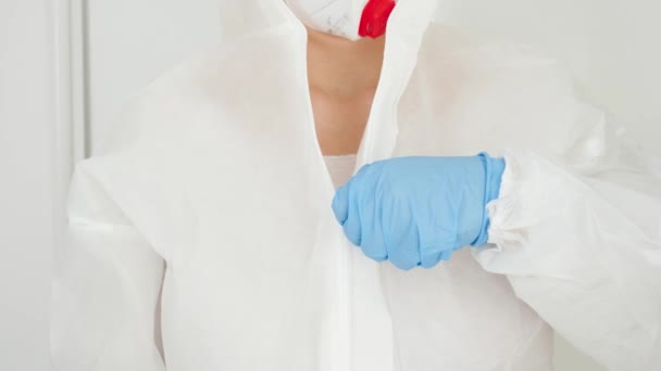 Portrét zdravotnického pracovníka nebo lékaře chránícího skafandrem a maskou z covid-19 s ukazatelem OK s prsty. Globální pandemie a uzamčení — Stock video