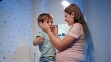 Güzel, genç bir anne, küçük oğluyla konuşuyor. Geceleri kabustan korkuyor. Ebeveyn yatıştırıcı ve okşayıcı çocuk.