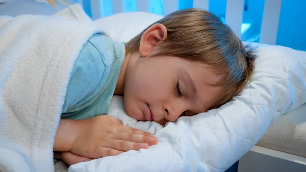 Portrait de petit garçon calme de 5 ans dormant et faisant de bons rêves la nuit. Les enfants au lit — Photo