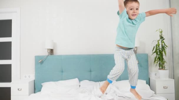 ベッドの上をジャンプストック動画 ロイヤリティフリーベッドの上をジャンプ動画 Depositphotos