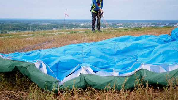 Imagen de primer plano de ala de paracaídas tumbada sobre hierba en el campo después de aterrizar en paracaídas — Foto de Stock
