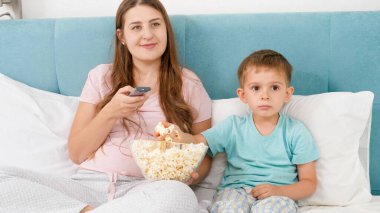 Aile portresi pijamalı, patlamış mısırlı ve hafta sonları film izleyen.