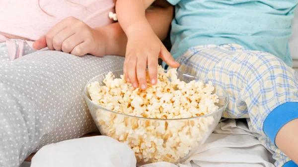 CLoseup de família comendo pipocas de tigela grande. COncept da família se divertindo juntos. — Fotografia de Stock