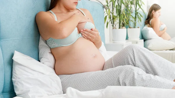 Close-up de mulher grávida em sutiã verificando seu peito dolorido para câncer de mama. Conceito de cuidados de saúde gravidez e exame médico — Fotografia de Stock