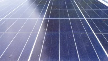 Kirli ve tozlu güneş enerjisi panelleri ile kaplı evin çatısına yakın çekim. Yeşil enerji ve elektrik kavramı