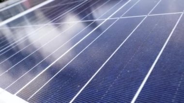 Bulutlu bir günde çatıya kurulmuş güneş panellerinin yakın çekim makro görüntüsü. Yeşil enerji kavramı ve alternatif elektrik kaynağı.