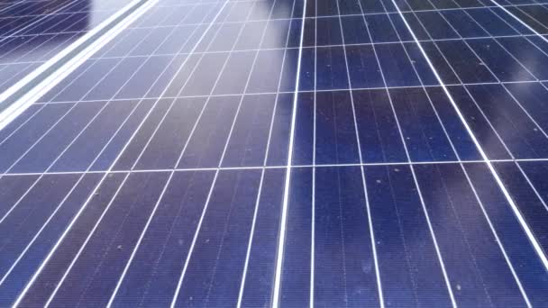 Dolly tiro de painéis solares longos. Conceito de energia verde e de fonte alternativa de eletricidade — Vídeo de Stock