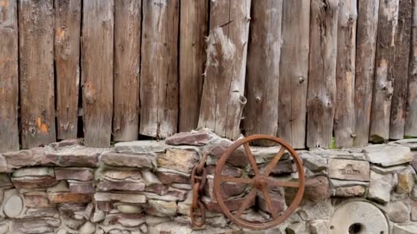 Dolly shot van lange houten hek gemaakt van ronde stammen. Perfecte rustieke of landelijke achtergrond — Stockvideo