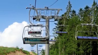 Güneşli yaz gününde dağ kayak merkezinde çalışan teleferik ve teleferikler. Yaz aylarında dağda seyahat ve turizm kavramı