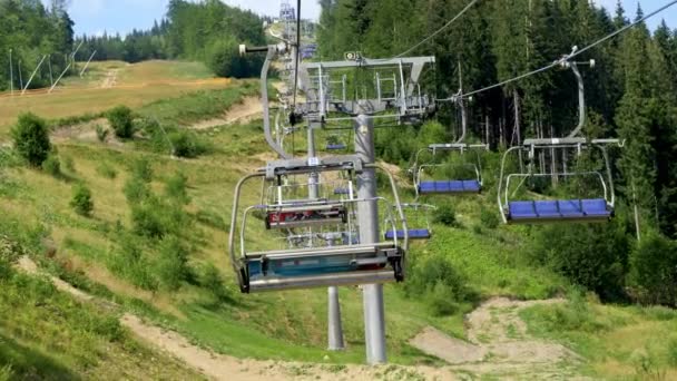 Hög lång liftlinje med stugor som arbetar på solig sommardag. Begreppet resor och turism i bergen på sommaren — Stockvideo