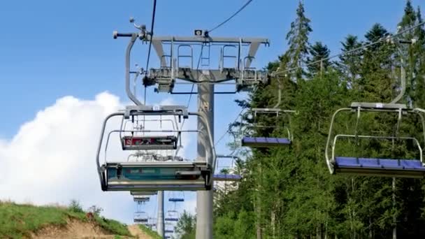 在阳光明媚的夏日，滑雪和缆车在高山滑雪胜地工作。夏季山地旅游与旅游的概念 — 图库视频影像