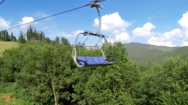 Kayak asansörünün güzel manzarası ya da yüksek dağlardaki çam ağacı ormanı ve tarlalarıyla kaplı teleferik. Yaz aylarında dağda seyahat ve turizm kavramı