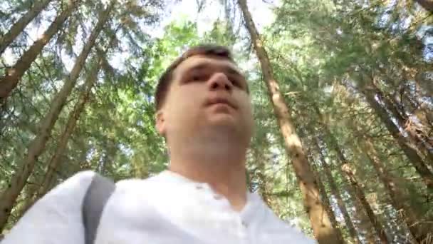 Giovane uomo preoccupato o spaventato che si filma mentre corre fuori dal pericolo nella foresta — Video Stock