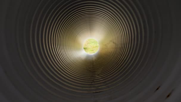 Vista de dentro do tubo de água de plástico. Luz no fim do túnel — Vídeo de Stock