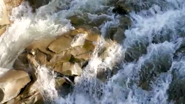 Şelale şelalesinde hızlı ve güçlü nehir akıntısının yavaş akışı — Stok video