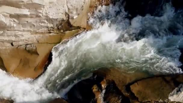 快速水流在岩石山上的缓慢运动.水动力的缓慢运动和河流的急流 — 图库视频影像