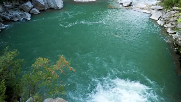 Mouvement lent de la rivière de montagne qui coule dans un beau lac avec de l'eau émeraude claire dans les montagnes — Video