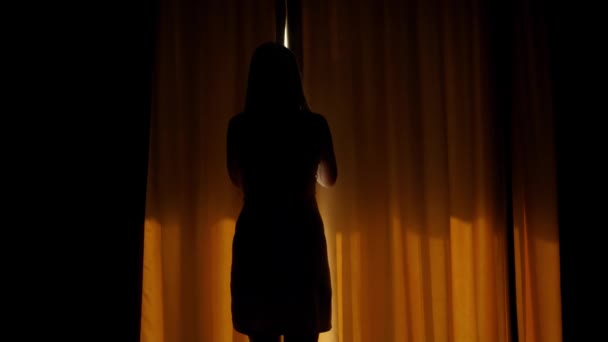 Slow motion van mooie brunette vrouw in de nacht toga wakker in de ochtend en het openen van gordijnen die grote venster in het hotel — Stockvideo