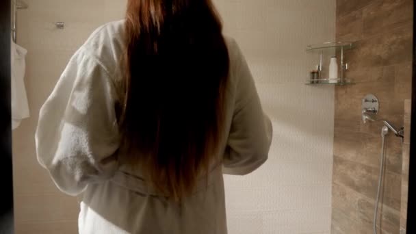 Piękna seksowna kobieta zdejmuje szlafrok i spaceruje pod prysznicem — Wideo stockowe