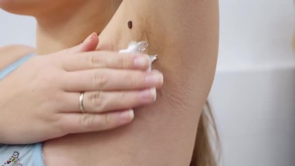 Mujer joven con el pelo en crecimiento bajo urmapits aplicación de crema de afeitar — Vídeos de Stock