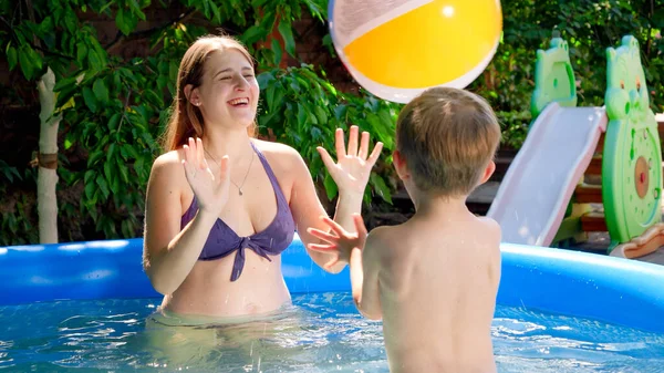 Sevimli küçük çocuk renkli plaj topuyla şişme yüzme havuzunda oynuyor. Aile yaz tatili ve tatiller — Stok fotoğraf