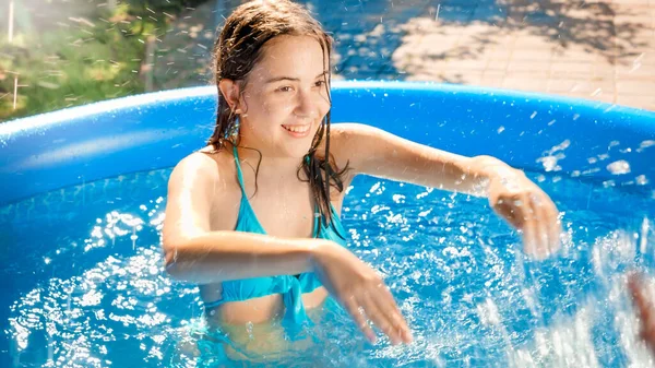 Mutlu gülüşler ve neşeli kız su sıçratıyor ve açık havuzda su savaşı yapıyor. Mutlu ve neşeli aile kavramı yaz tatili ve tatil — Stok fotoğraf