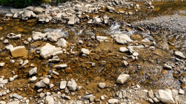 Dağlardaki kayalık nehir yatağının en üst manzarası. Dağlardaki hızlı su akıntısı ya da nehrin manzarası