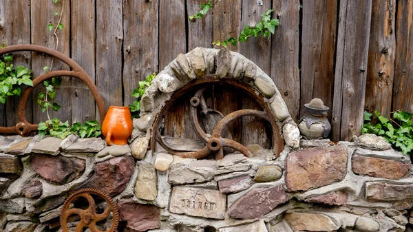 Background of old vintage wooden fence made of round wooden logs. Perfect rustic or countryside backdrop — Stock Photo, Image