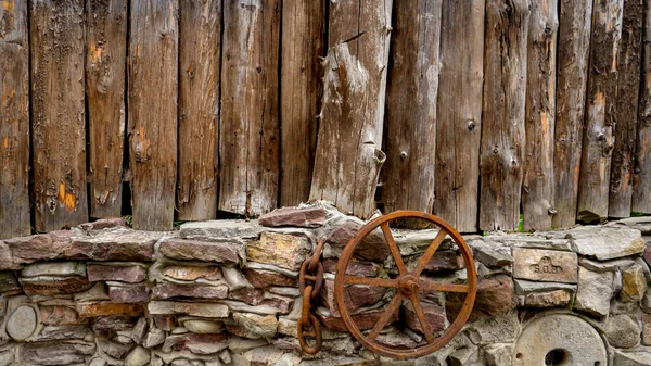 Long wooden fence made of round logs. Perfect rustic or countryside backdrop — Stock Photo, Image