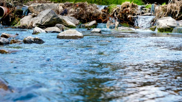 Fechar-se do rio serrano calmo que flui. Bela paisagem de fluxo de montanha calma — Fotografia de Stock