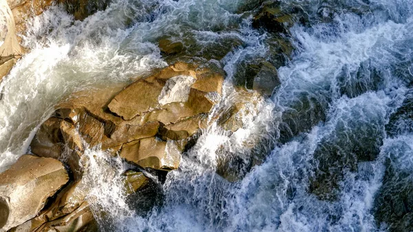 Rápida corriente de río potente en la cascada cascada en las montañas — Foto de Stock