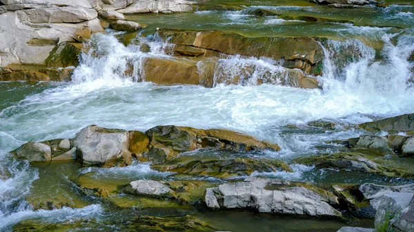 Flutuante rápido do rio de montanha em cascata de cachoeiras — Fotografia de Stock