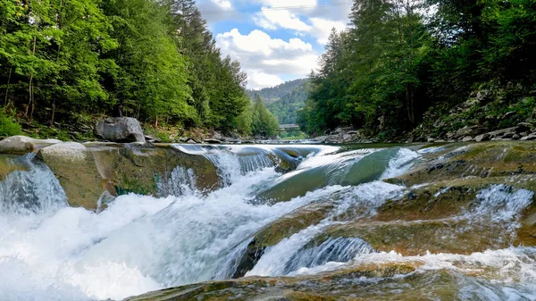 Paisaje de picos de alta montaña y río de montaña que fluye a través del bosque de pinos — Foto de Stock